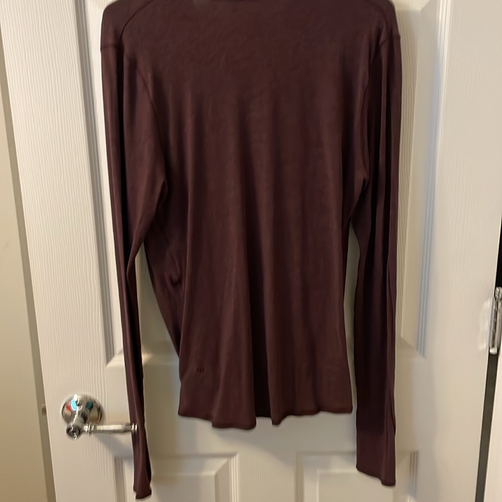 Lululemon top with cross over and long sleeves with slit for your thumbs - Picture 4 of 7
